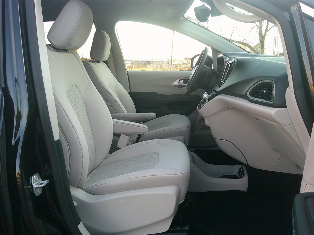 2017 Chrysler Pacifica - $24,995