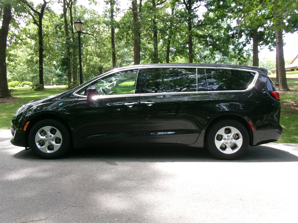 2017 Chrysler Pacifica - $24,995