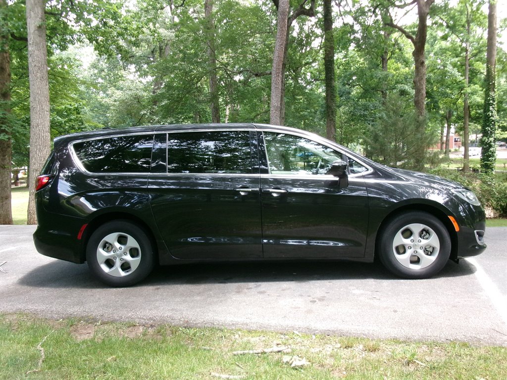 2017 Chrysler Pacifica - $24,995