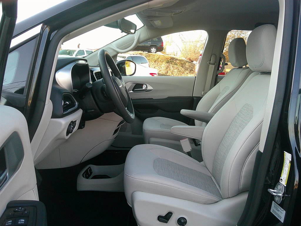 2017 Chrysler Pacifica - $24,995