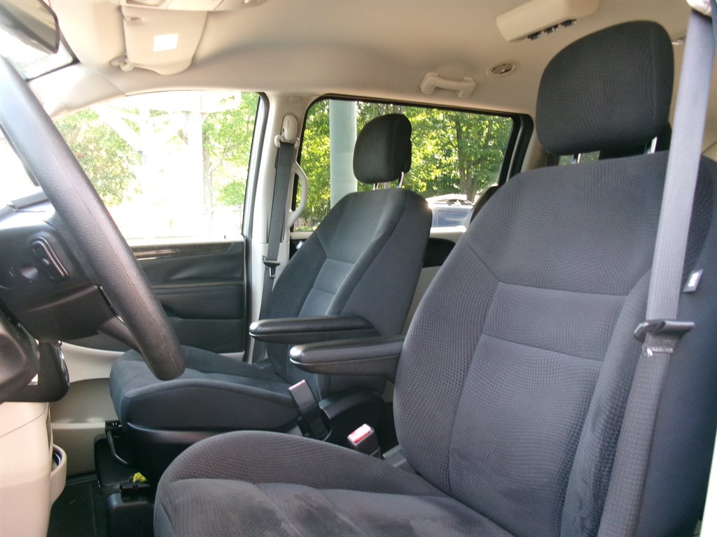 2018 Dodge Grand Caravan - $22,995