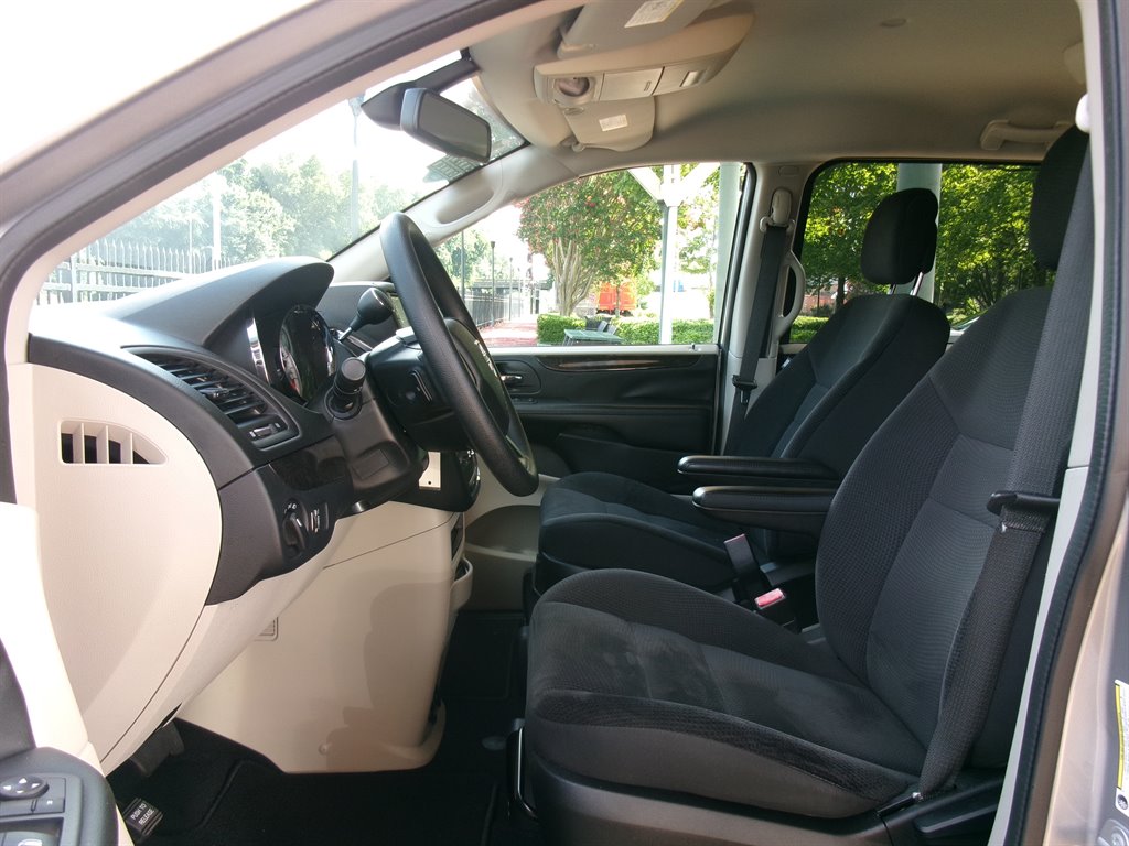 2018 Dodge Grand Caravan - $22,995