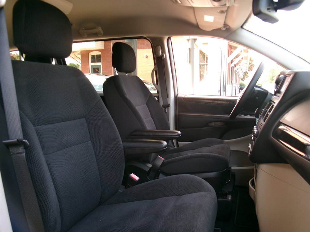 2018 Dodge Grand Caravan - $22,995