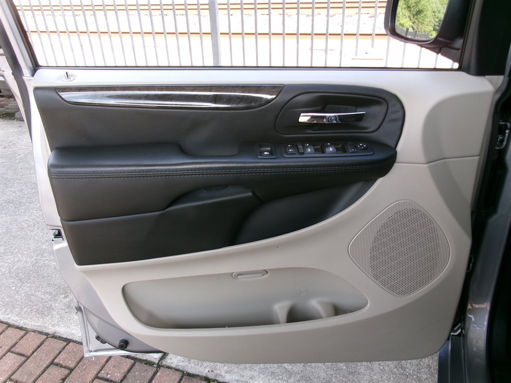 2018 Dodge Grand Caravan - $22,995
