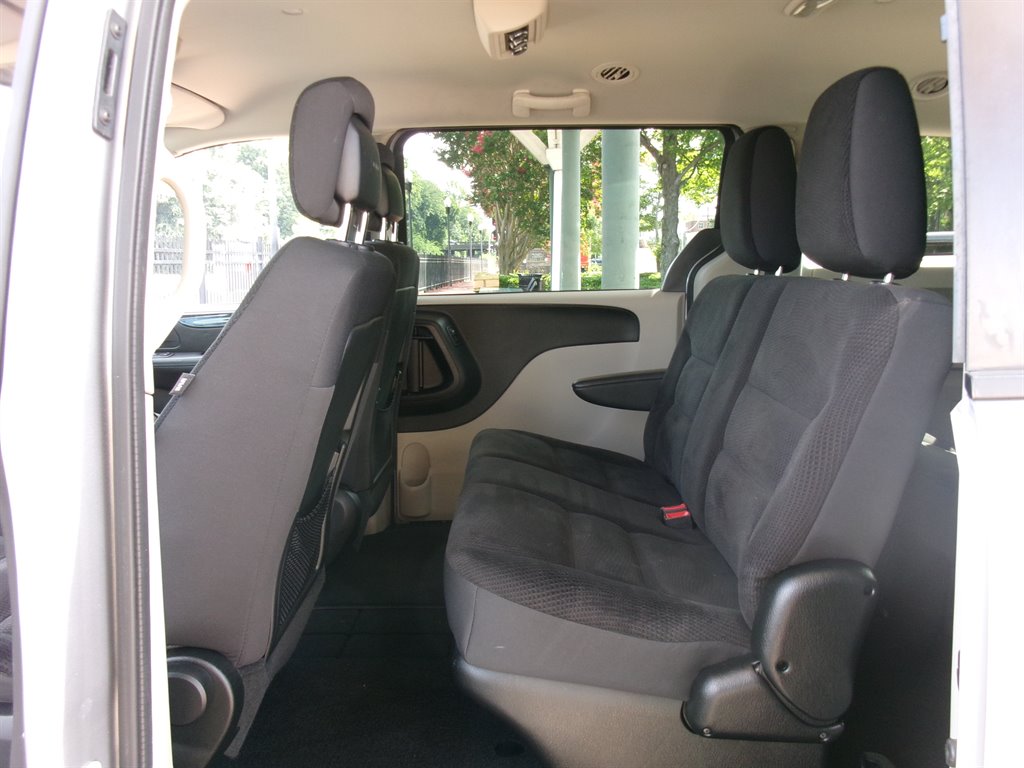 2018 Dodge Grand Caravan - $22,995