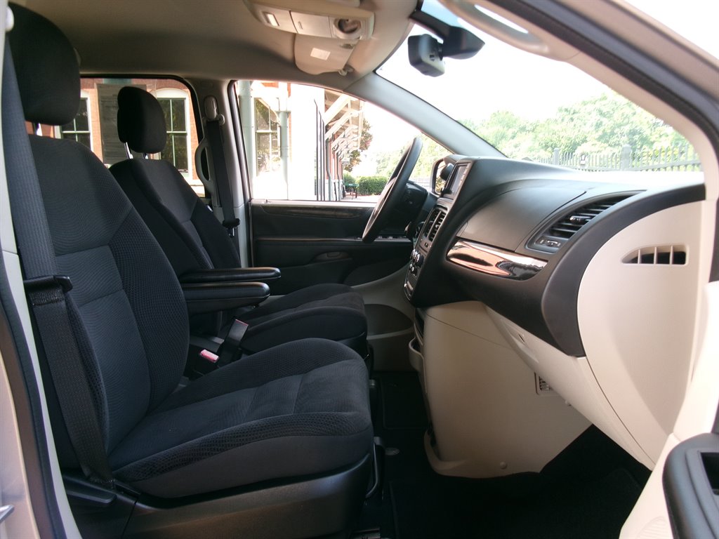 2018 Dodge Grand Caravan - $22,995