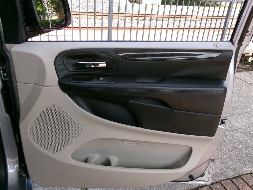 2018 Dodge Grand Caravan - $22,995