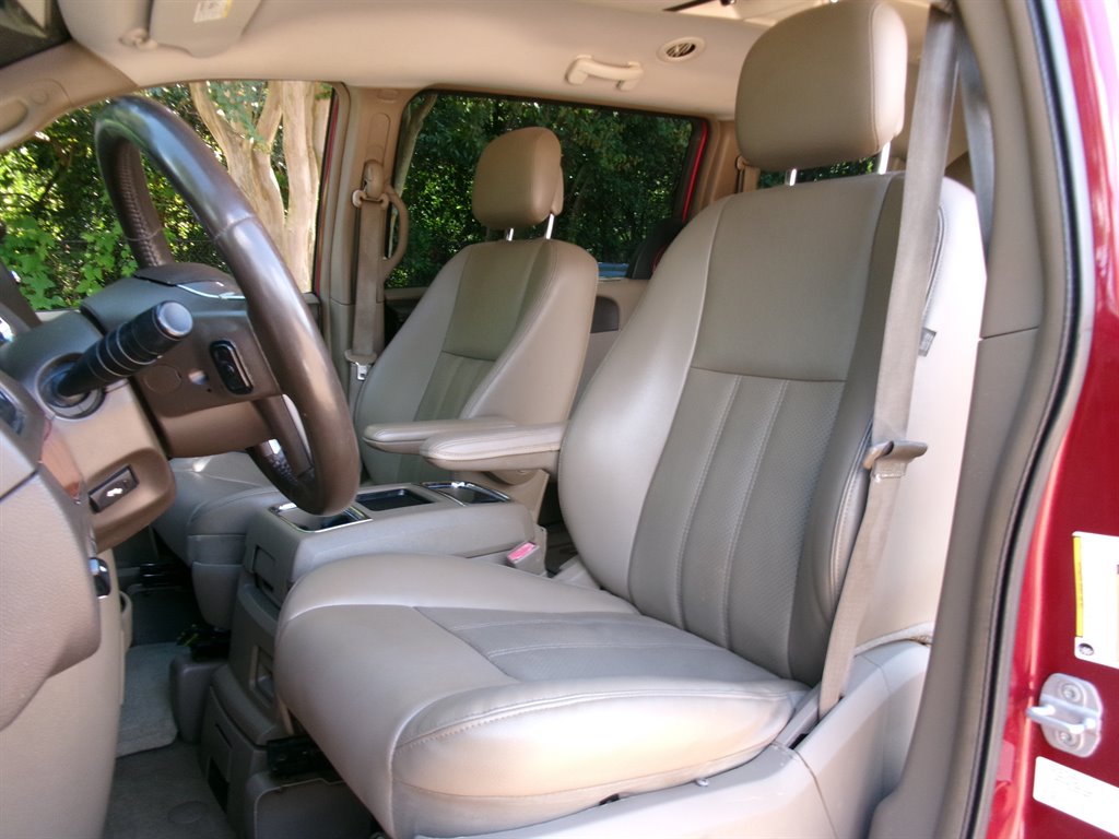 2013 Chrysler Town And Country - $5,995