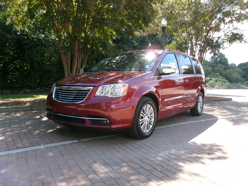 2013 Chrysler Town And Country - $5,995
