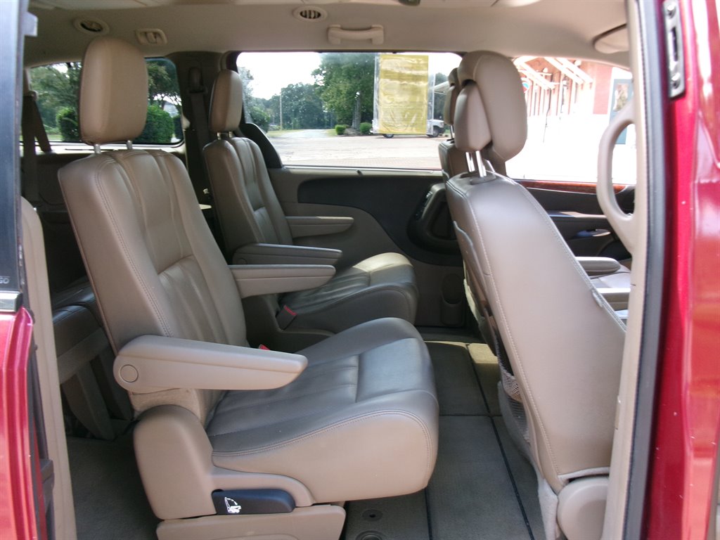 2013 Chrysler Town And Country - $5,995