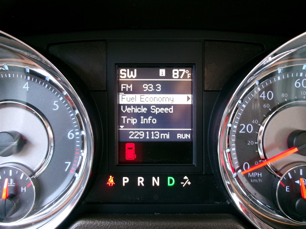 2013 Chrysler Town And Country - $5,995
