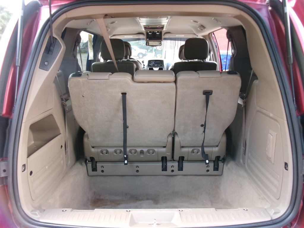 2013 Chrysler Town And Country - $5,995