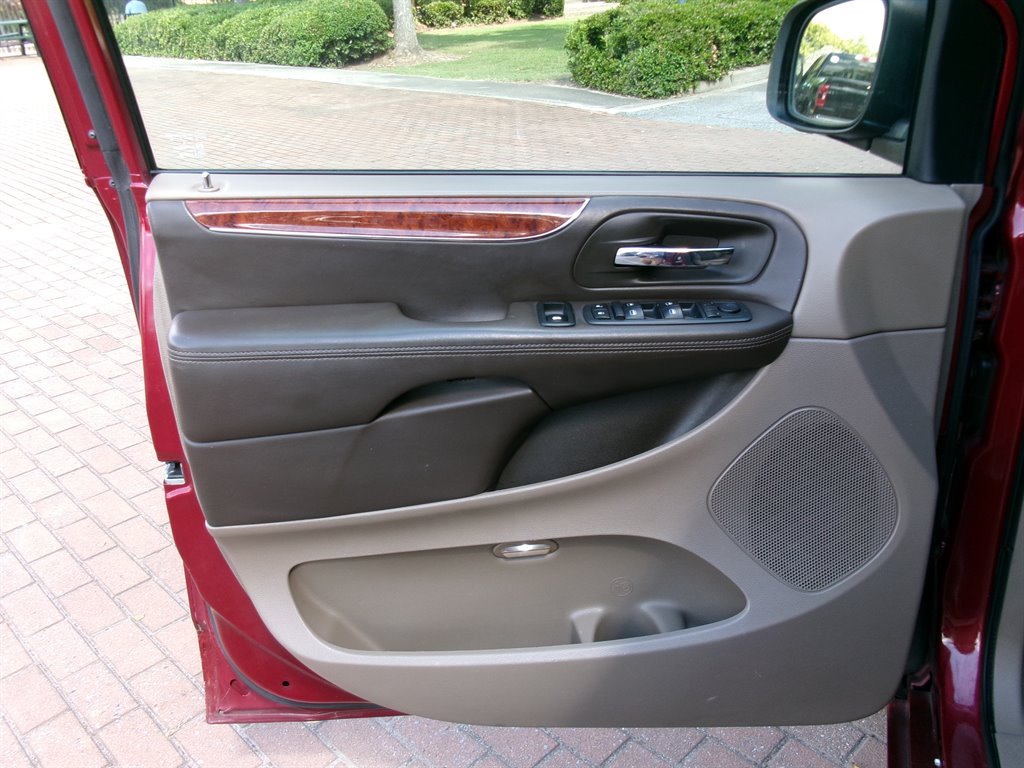 2013 Chrysler Town And Country - $5,995