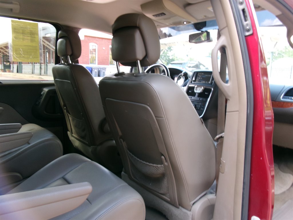 2013 Chrysler Town And Country - $5,995