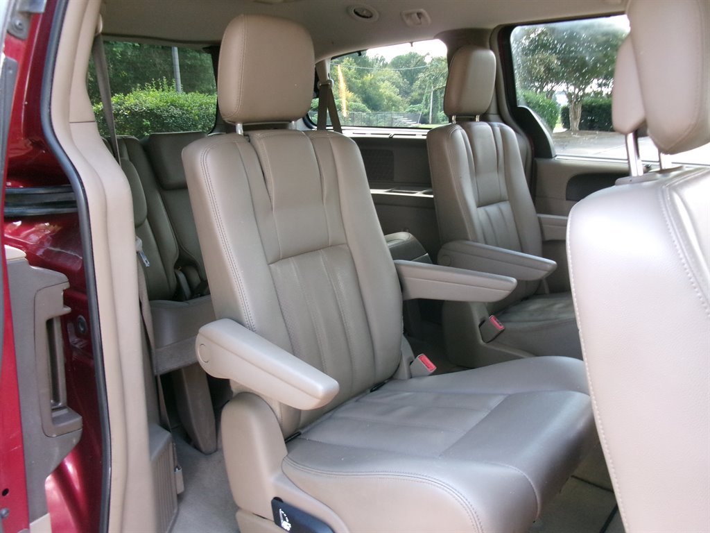 2013 Chrysler Town And Country - $5,995
