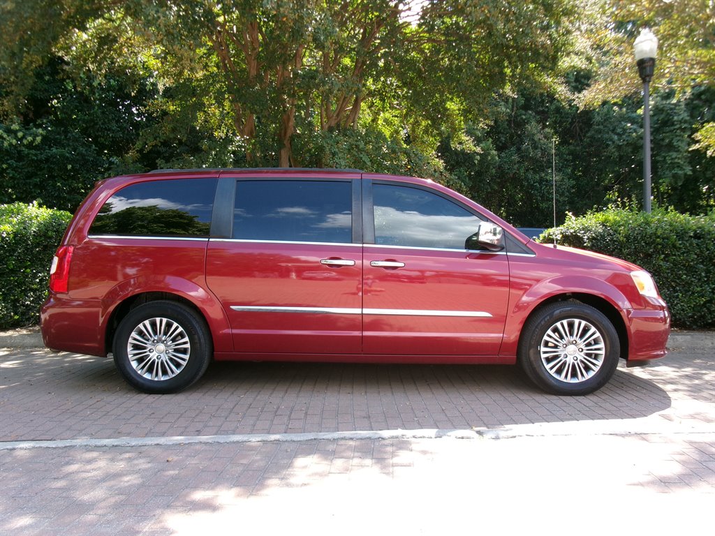2013 Chrysler Town And Country - $5,995