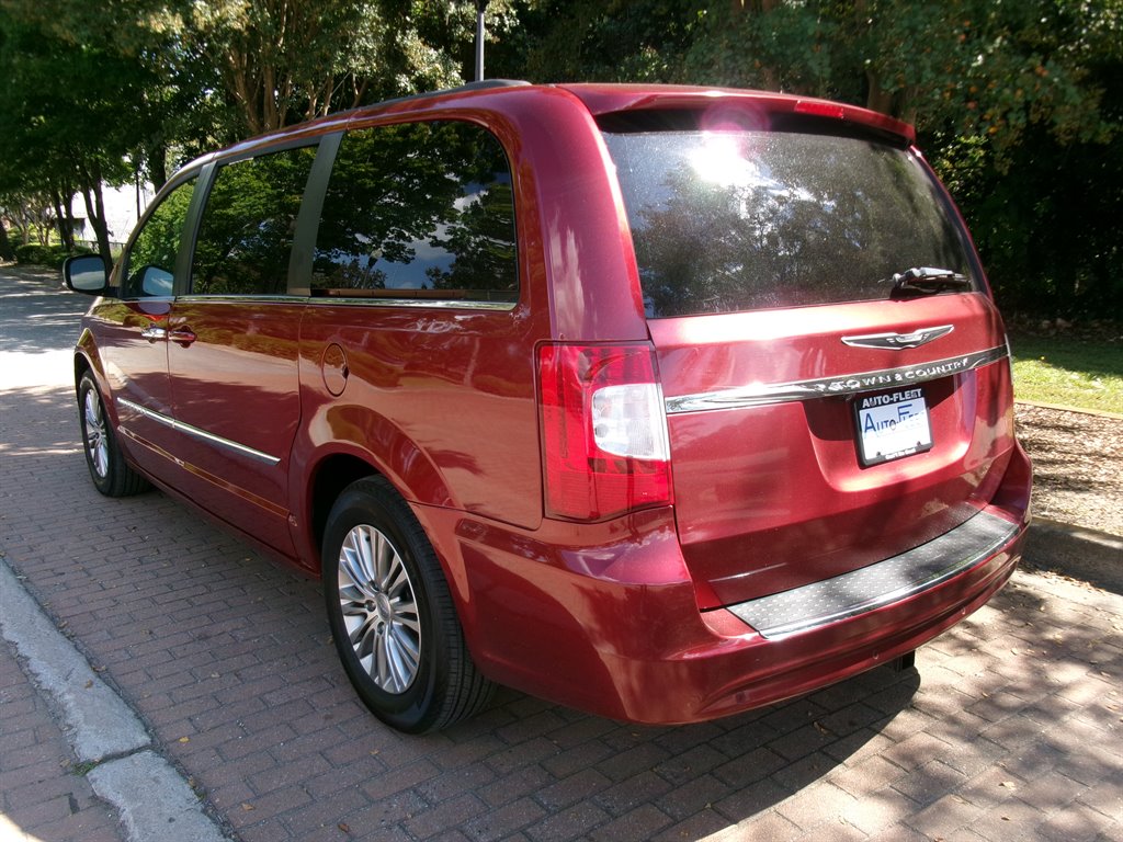 2013 Chrysler Town And Country - $5,995