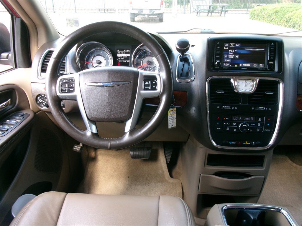 2013 Chrysler Town And Country - $5,995