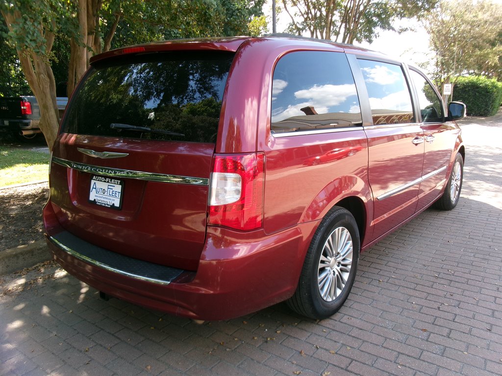 2013 Chrysler Town And Country - $5,995