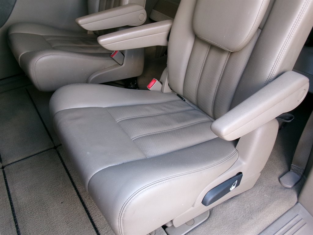2013 Chrysler Town And Country - $5,995