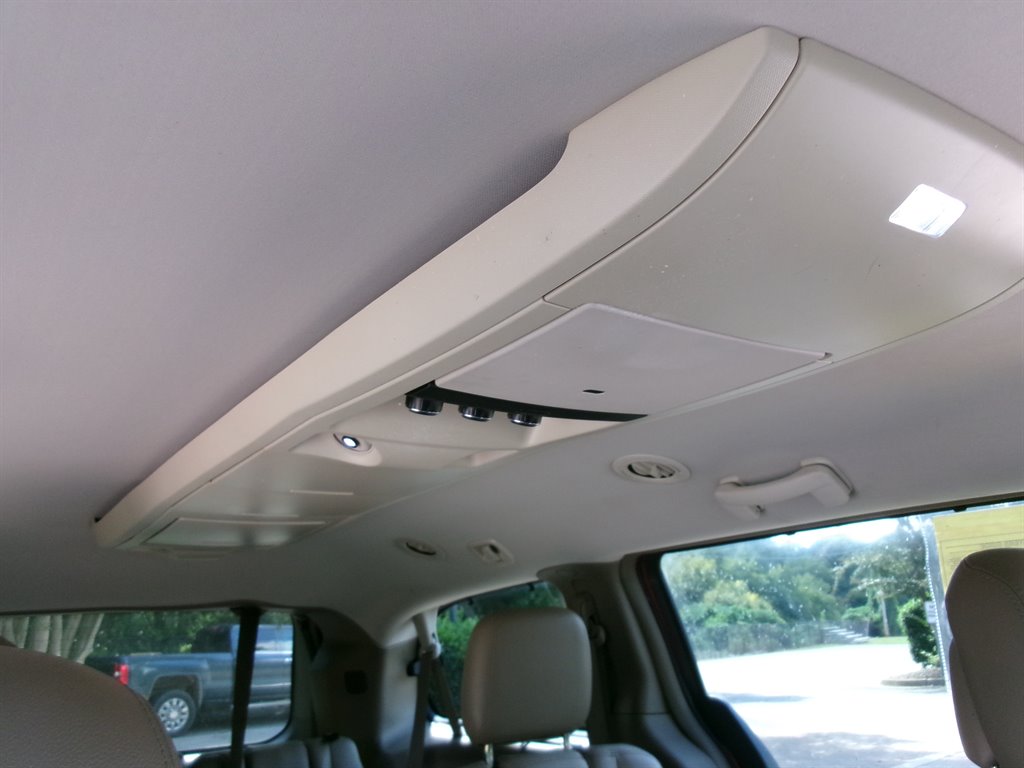 2013 Chrysler Town And Country - $5,995