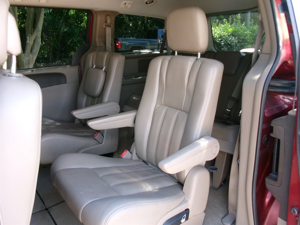2013 Chrysler Town And Country - $5,995