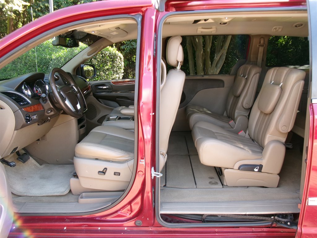 2013 Chrysler Town And Country - $5,995