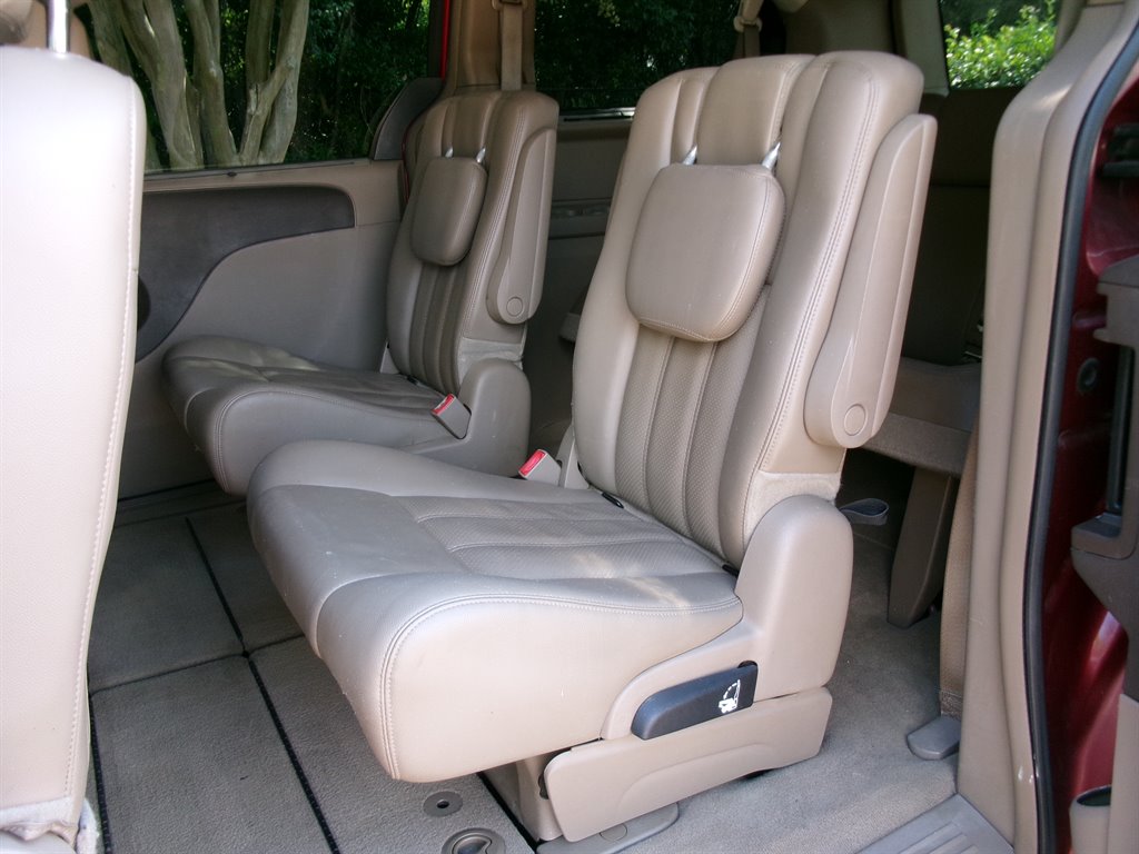 2013 Chrysler Town And Country - $5,995