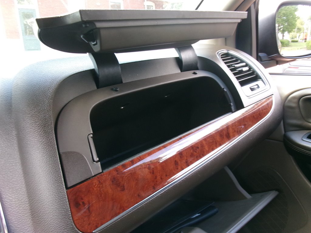 2013 Chrysler Town And Country - $5,995