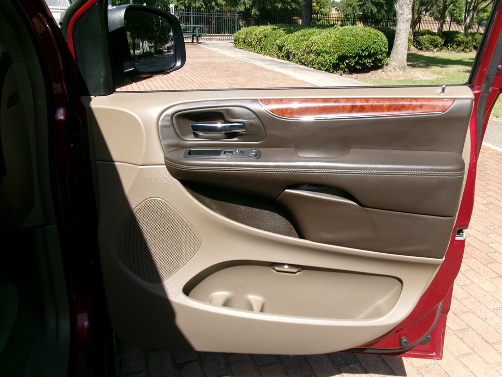 2013 Chrysler Town And Country - $5,995