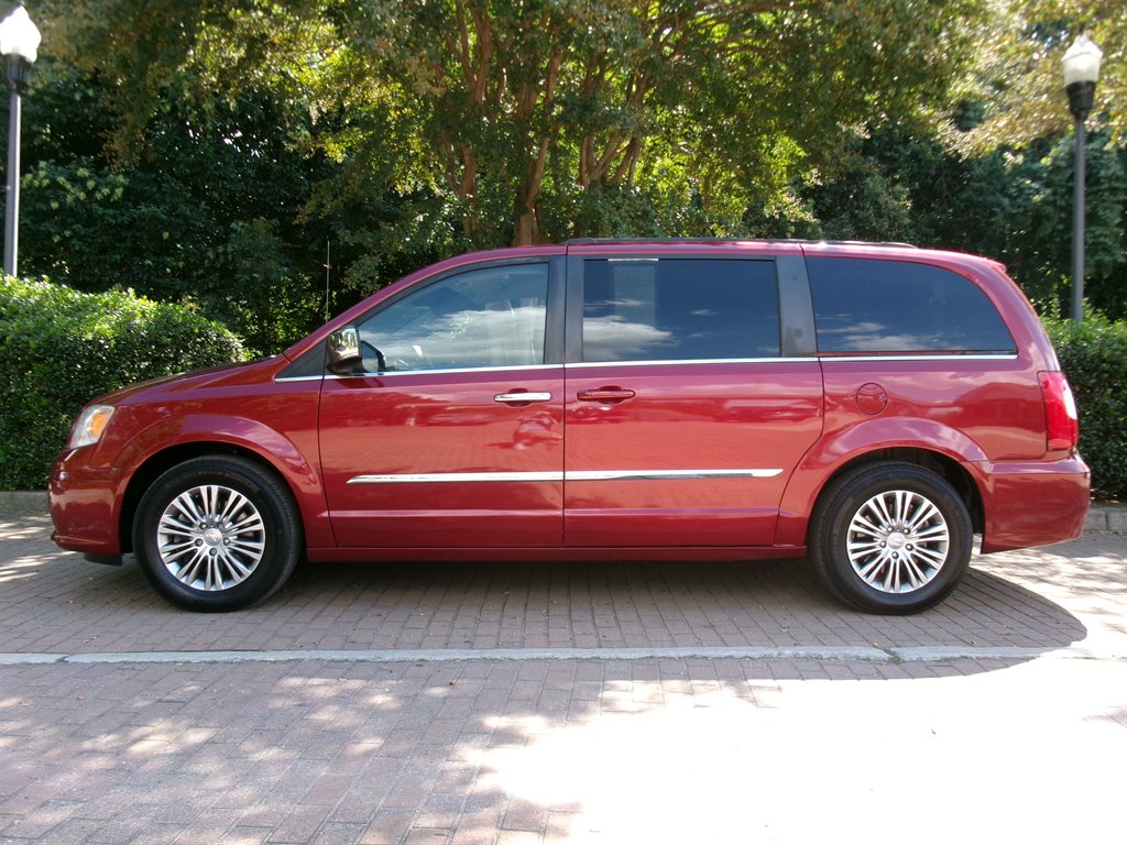 2013 Chrysler Town And Country - $5,995