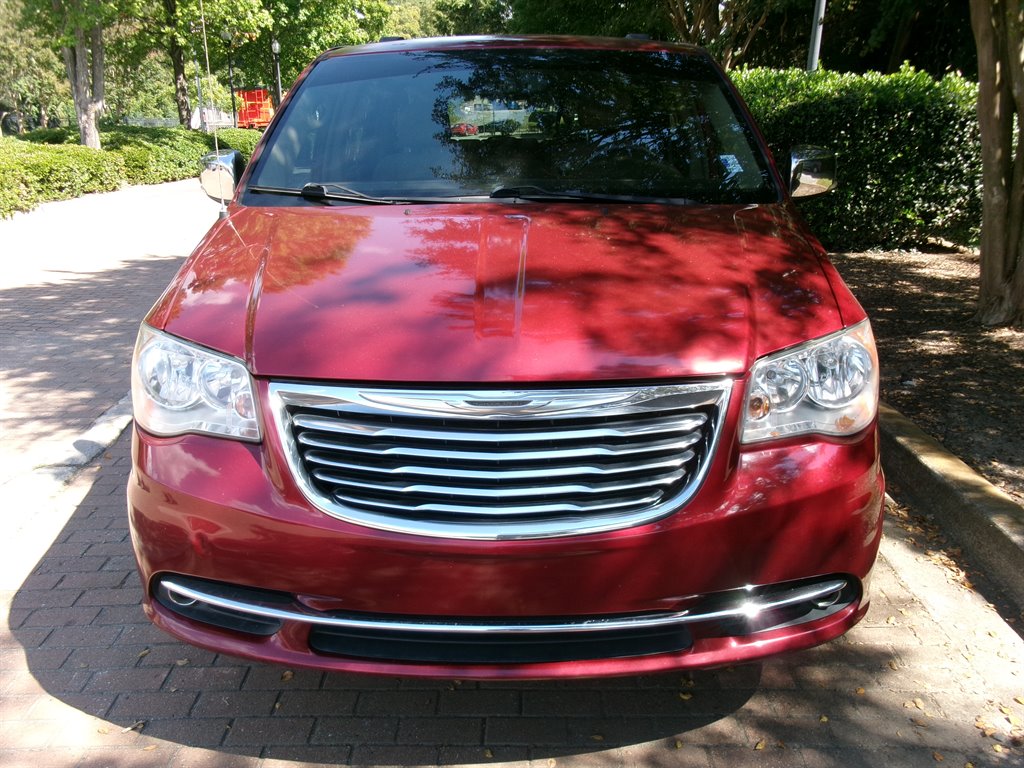 2013 Chrysler Town And Country - $5,995