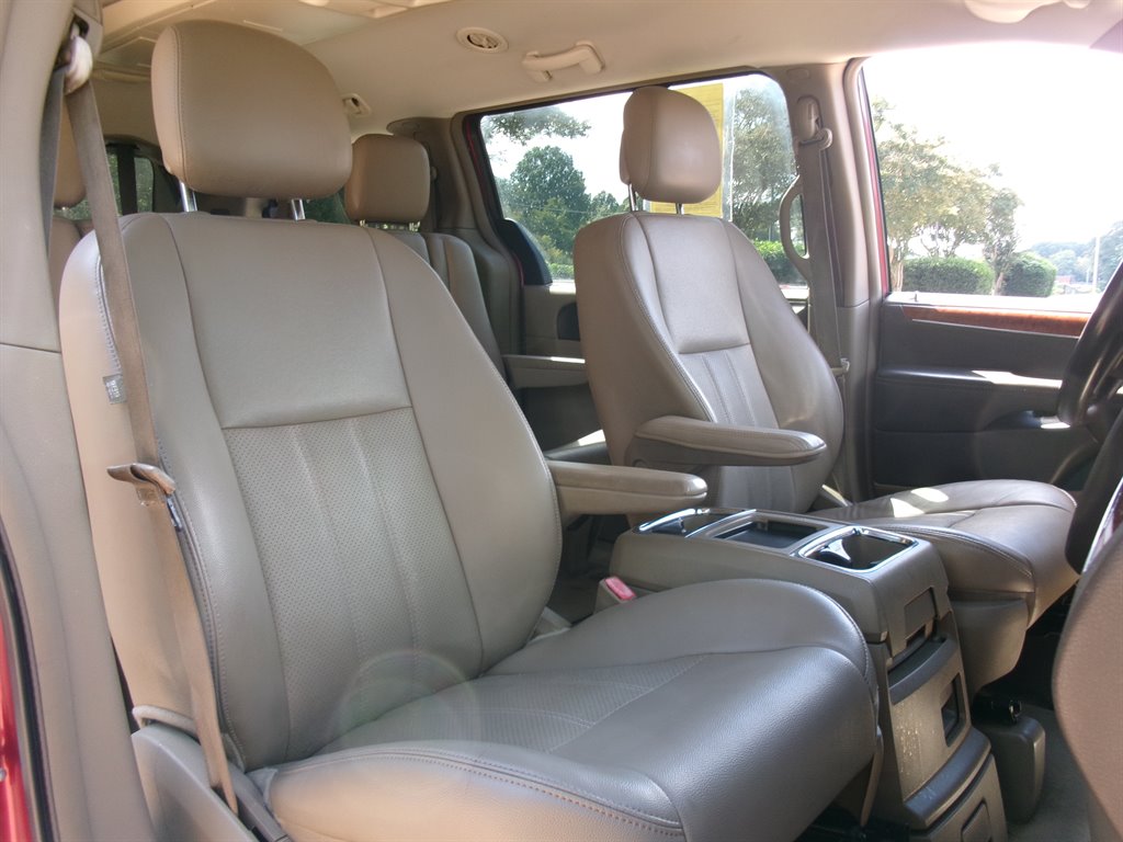 2013 Chrysler Town And Country - $5,995