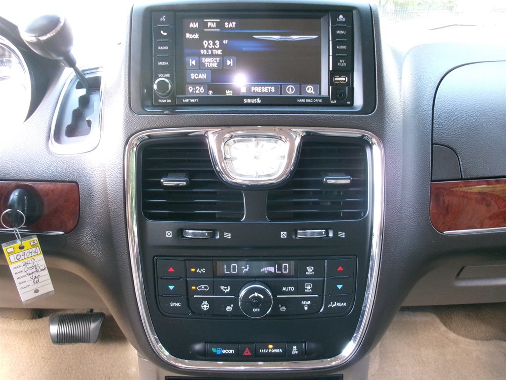 2013 Chrysler Town And Country - $5,995