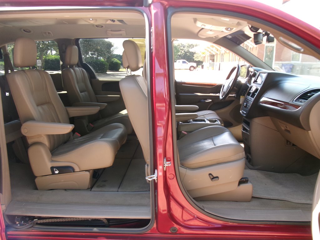 2013 Chrysler Town And Country - $5,995