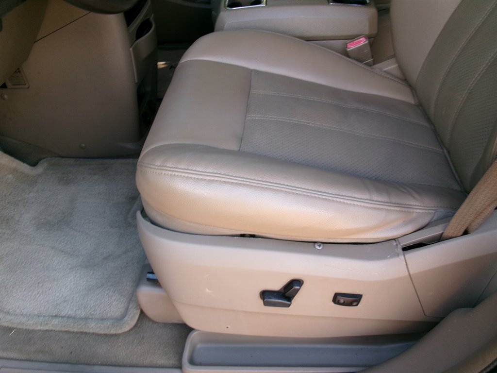 2013 Chrysler Town And Country - $5,995