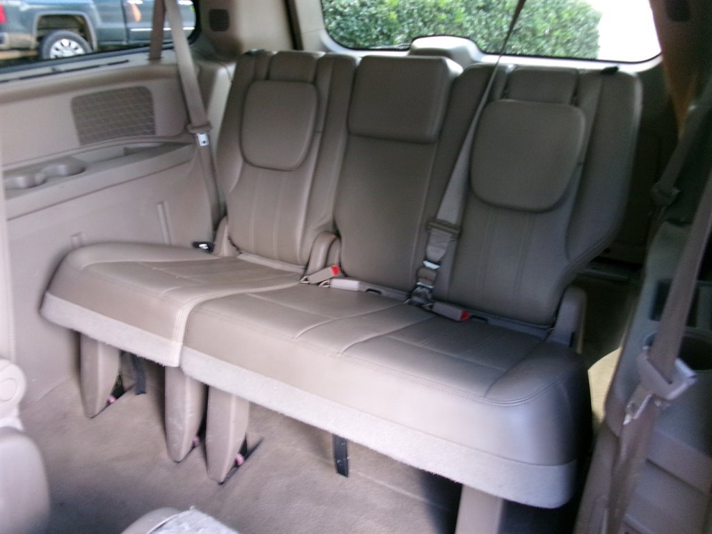 2013 Chrysler Town And Country - $5,995