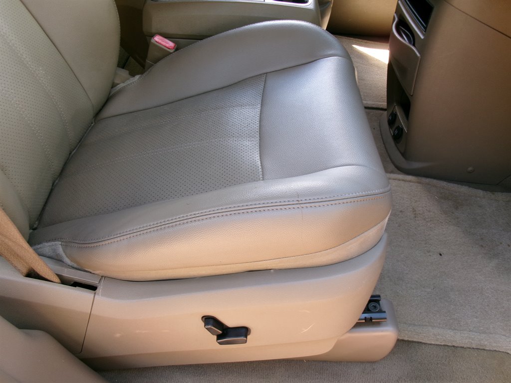 2013 Chrysler Town And Country - $5,995