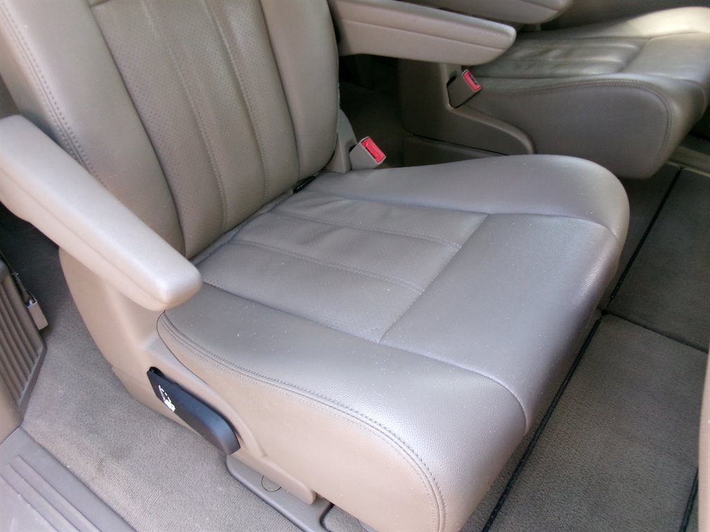 2013 Chrysler Town And Country - $5,995