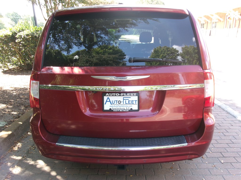 2013 Chrysler Town And Country - $5,995