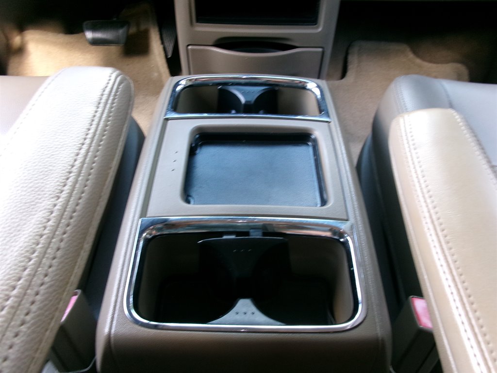 2013 Chrysler Town And Country - $5,995