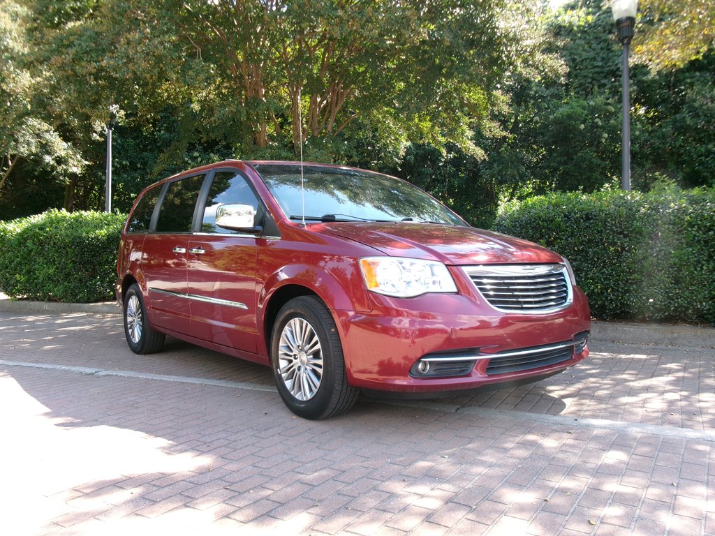 2013 Chrysler Town And Country - $5,995