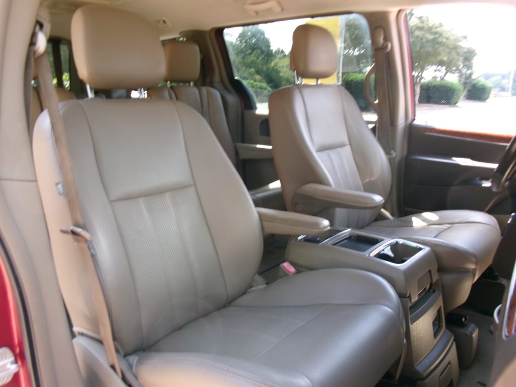 2013 Chrysler Town And Country - $5,995