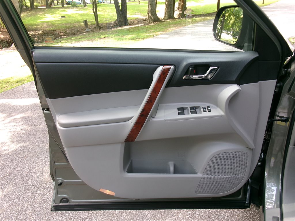 2012 Toyota Highlander - $11,995