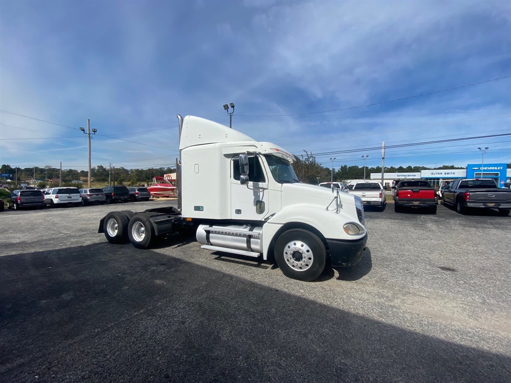 The 2004 Freightliner Columbia  photos