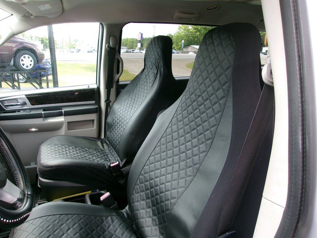 2010 Dodge Grand Caravan SXT photo