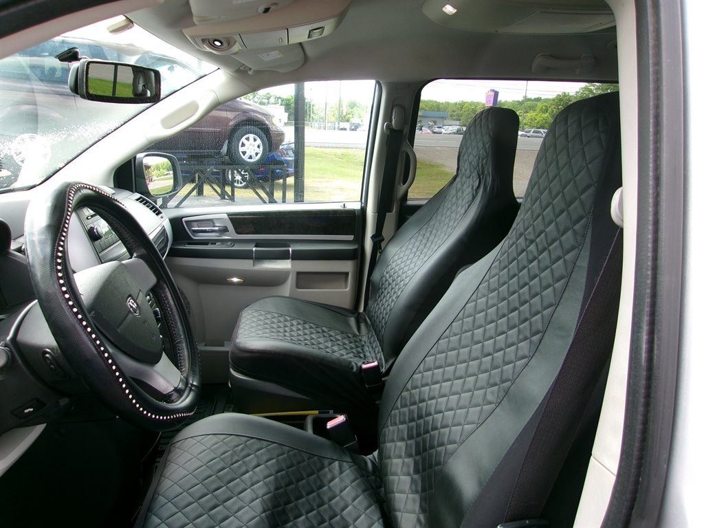 2010 Dodge Grand Caravan SXT photo