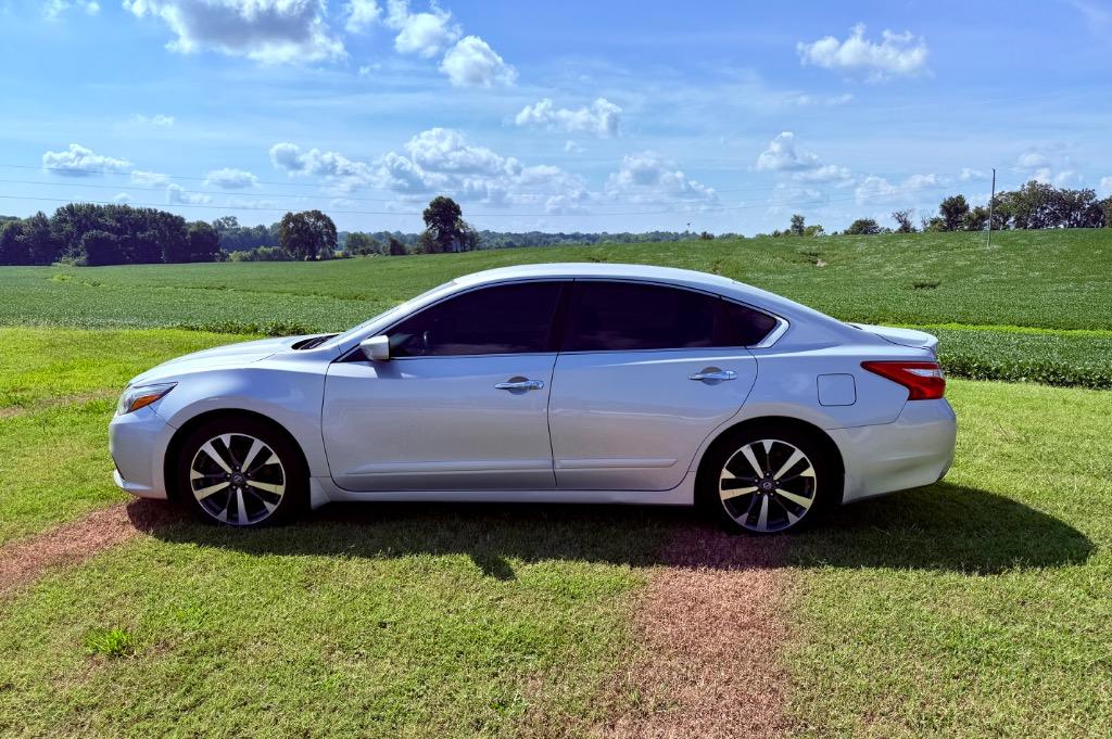 2016 Nissan Altima - $9,950