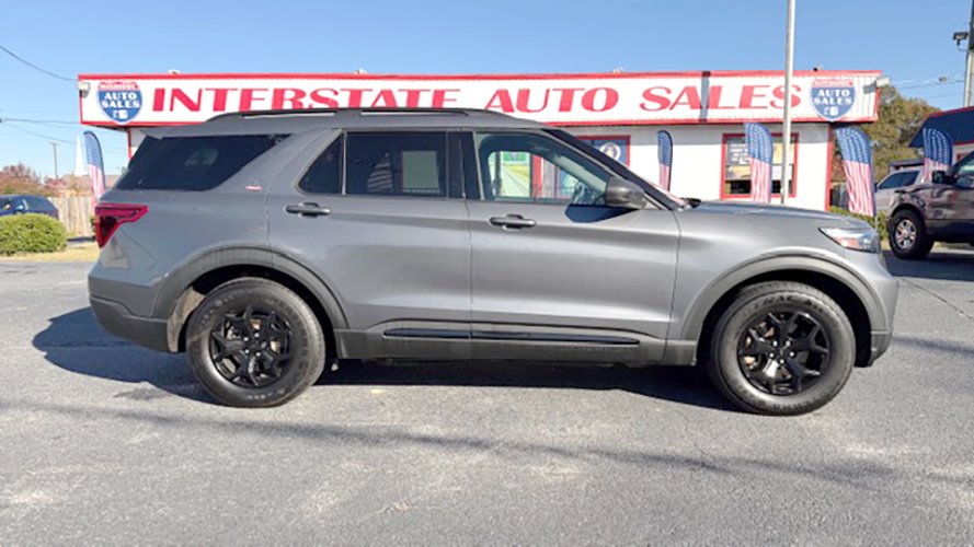 2022 Ford Explorer - $31,900