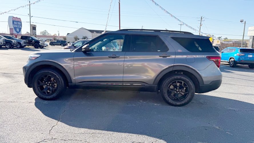 2022 Ford Explorer - $31,900